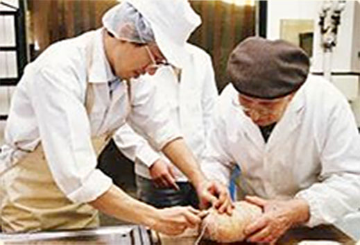 職人が製造している様子